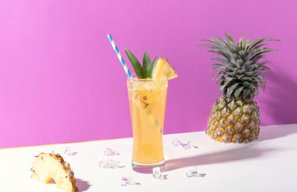 cocktail glacé de poinçon d'ananas dans le verre sur le fond de couleur. boisson d'été. - 2324 photos et images de collection