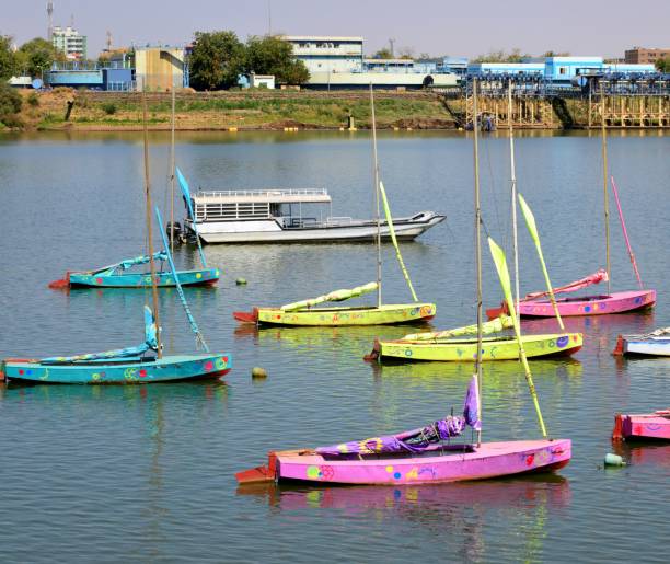 łodzie rekreacyjne i chartum state water corporation bahri station - przepompownia - błękitny nil, chartum, sudan - chartum zdjęcia i obrazy z banku zdjęć