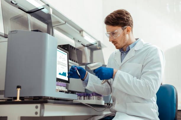 전문 스캐너를 들고 있는 똑똑한 수염난 남자 - laboratory glassware analyzing biochemistry biology 뉴스 사진 이미지