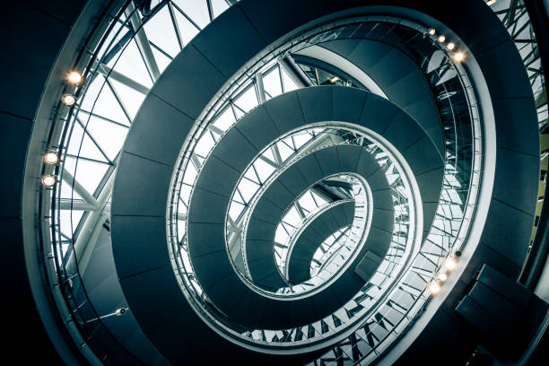 도시의 추상적 인 현대 건축과 구불 구불 한 계단 - spiral staircase circle steps staircase 뉴스 사진 이미지