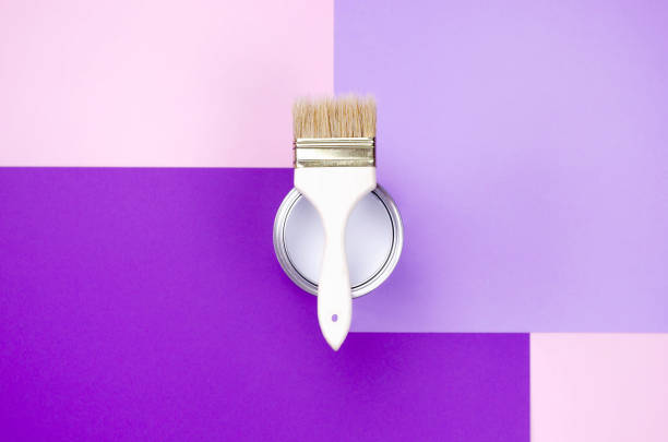 una lattina di vernice bianca su sfondo rosa-viola. - reparing foto e immagini stock