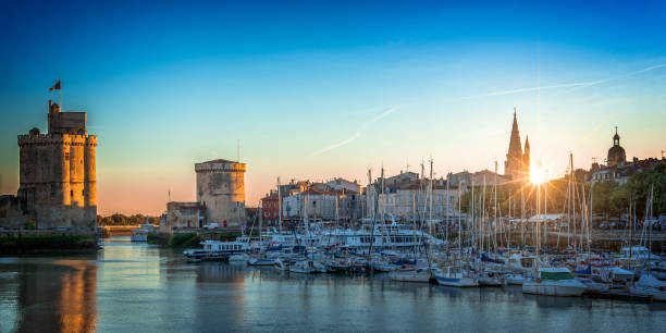 panorama del vecchio porto di la rochelle, francia al tramonto - porto built structure commercial dock port wine foto e immagini stock