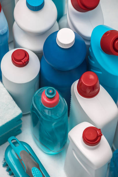 produtos de limpeza. detergentes. - chemical bottle cap chores - fotografias e filmes do acervo