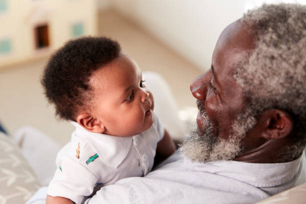 dumny dziadek przytulanie wnuka w przedszkolu w domu - grandfather baby grandson grandparent zdjęcia i obrazy z banku zdjęć