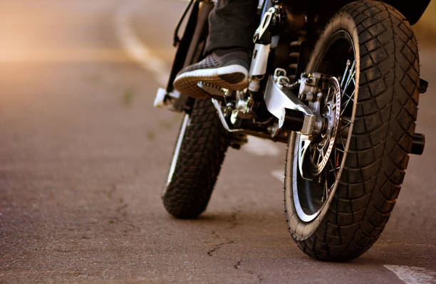 motocicleta con motociclista en la carretera de asfalto. concepto de viaje en moto. - motocicleta fotos fotografías e imágenes de stock
