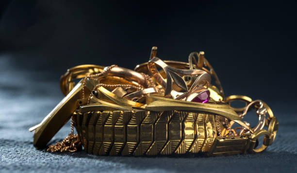 old jewelry, watches of gold and gold-plated on a dark blue background - gold jewelry scrap metal old imagens e fotografias de stock