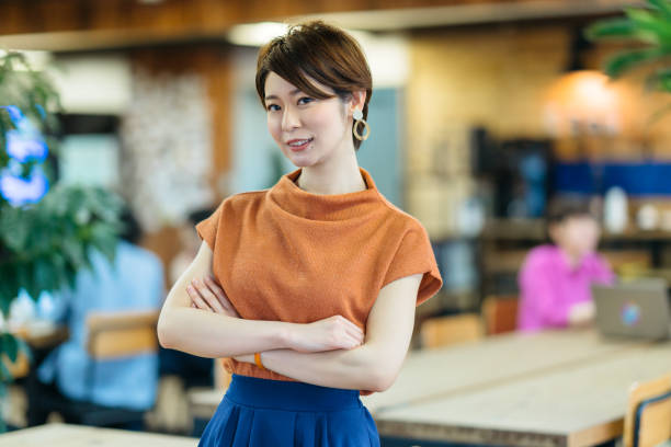 retrato da mulher de negócio nova no espaço de coworking do modenr - defocused business office casual - fotografias e filmes do acervo