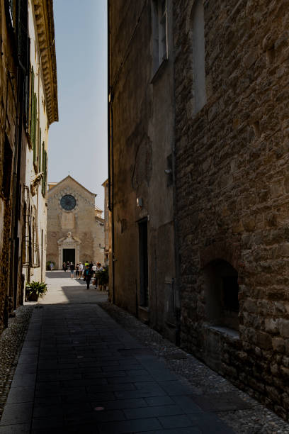 알벵가의 성 미카엘 대성당에 열리는 골목. - italy albenga liguria tower 뉴스 사진 이미지