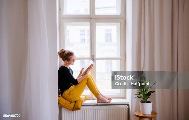 Pencere Sill Üzerinde Oturan Bir Kitap Ile Genç Bir Kadın Öğrenci Eğitim Stok Fotoğraflar & Okuma‘nin Daha Fazla Resimleri