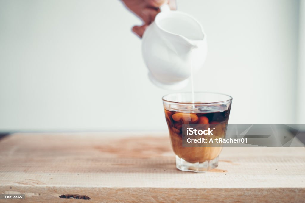 kalte Brühkaffee Schwarzer Kaffee im Glas, Milch hinzufügen - Lizenzfrei Arabica-Kaffee - Getränk Stock-Foto