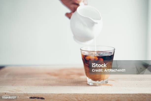 Kalte Brühkaffee Schwarzer Kaffee Im Glas Milch Hinzufügen Stockfoto und mehr Bilder von Arabica-Kaffee - Getränk