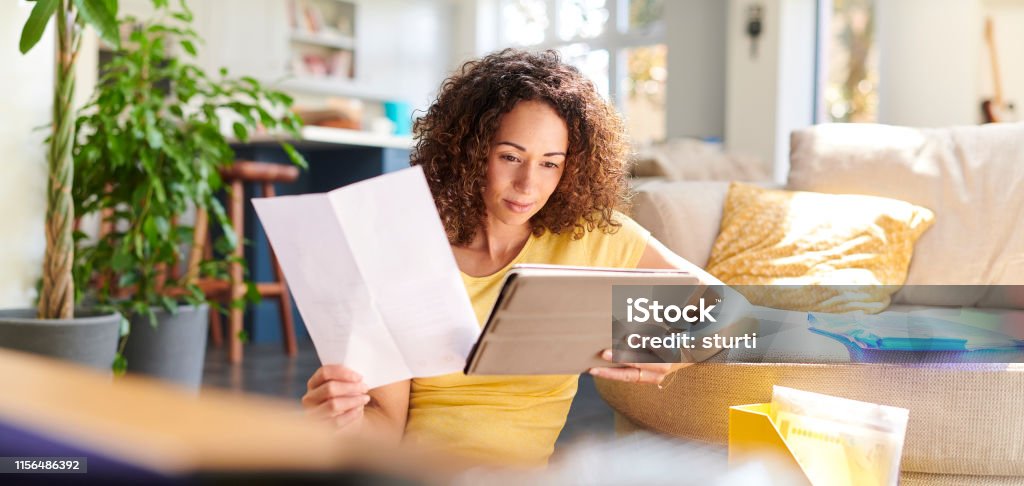 finanze di casa - Foto stock royalty-free di Esaminare