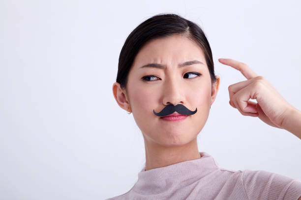 moustache de papier de femme chinoise drôle là-dessus - fake mustache photos et images de collection