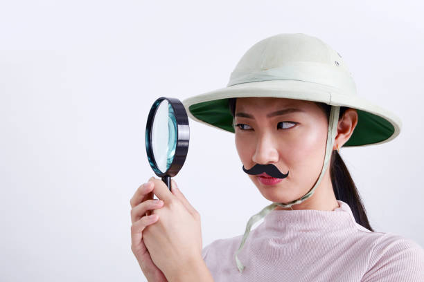 moustache de papier de femme chinoise drôle là-dessus - detective spy women fashion photos et images de collection