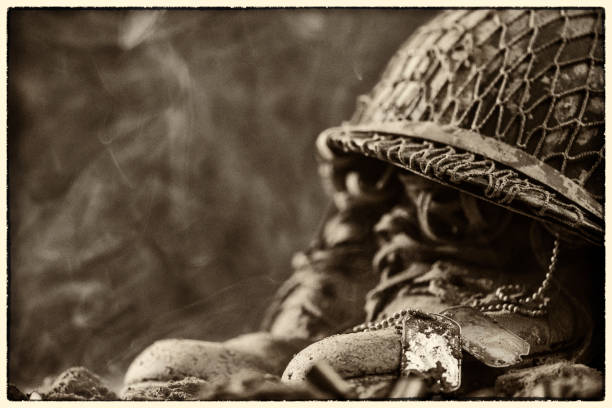 zbliżenie nieśmiertelnika poległego żołnierza pokrytego błotem – zdjęcie vintage - world war i battlefield nobody mud zdjęcia i obrazy z banku zdjęć