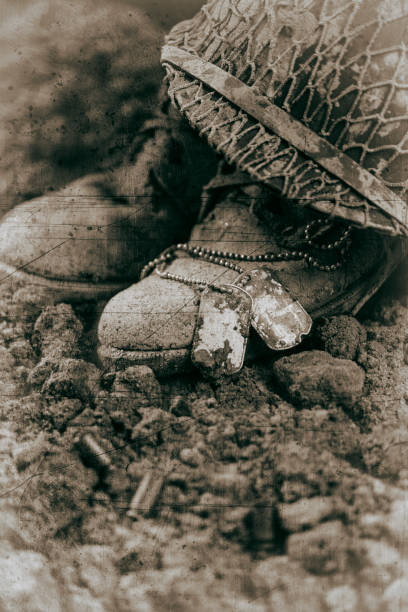 zbliżenie nieśmiertelnika poległego żołnierza pokrytego błotem – zdjęcie vintage - world war i battlefield nobody mud zdjęcia i obrazy z banku zdjęć