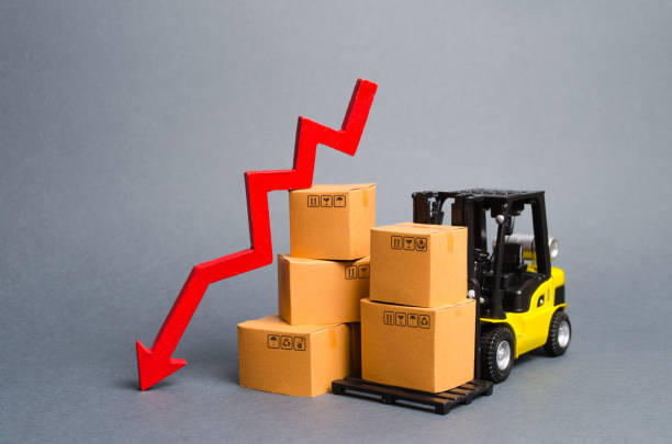 Yellow Forklift truck with cardboard boxes and a red arrow down. Concept drop in industrial production and business. economic downturn, recession. Falling consumer demand, declining exports or imports camión de carretilla elevadora amarilla con cajas de cartón y una flecha roja hacia abajo. caída del concepto en la producción industrial y los negocios. recesión económica, recesión. disminución de la demanda de los consumidores, disminución de l