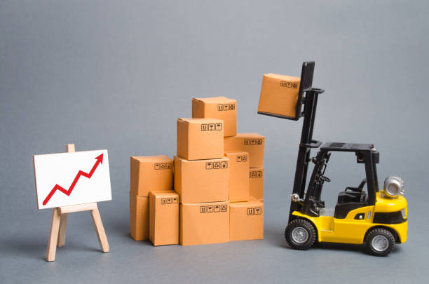 Yellow Forklift truck with cardboard boxes and a red arrow up. Increase sales, production of goods. Improving consumer sentiment, Production growth, business promotion on foreign markets. camión de carretilla elevadora amarilla con cajas de cartón y una flecha roja hacia arriba. aumentar las ventas, la producción de bienes. mejorar el sentimiento de los consumidores, el crecimiento de la producción, la promoción empresarial en los merc