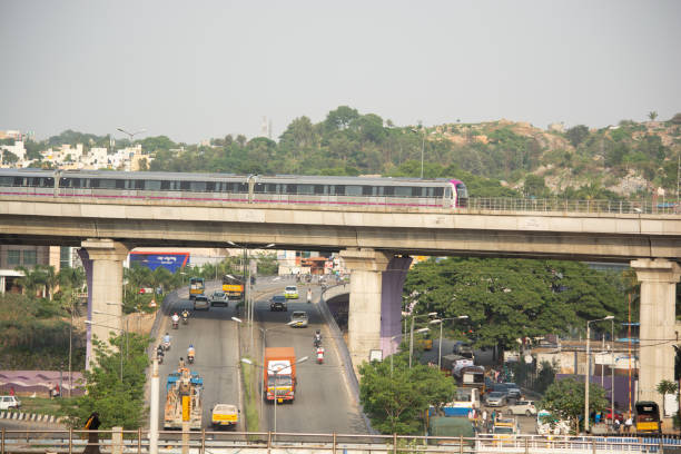 trem do metro de bengaluru que move-se na ponte - bangalore india business building exterior - fotografias e filmes do acervo