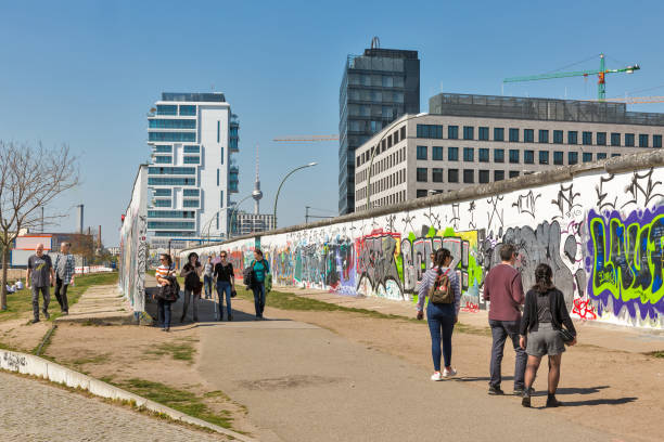 east side gallery a berlino, germania. - berlin wall foto e immagini stock