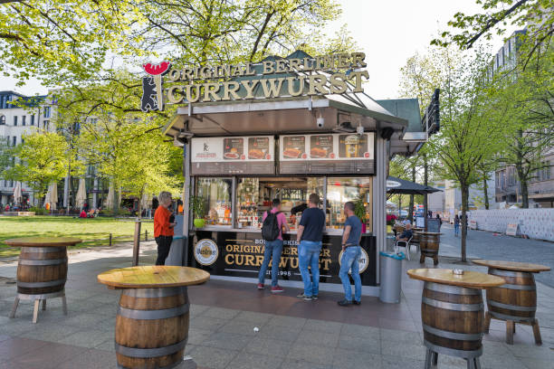 original berlim currywurst outdoor café, alemanha - praça de alimentação - fotografias e filmes do acervo