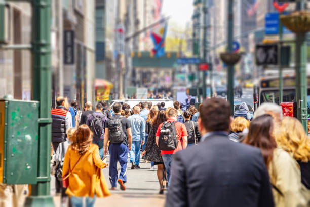 new york, strade. edifici alti e folla che cammina - busy foto e immagini stock