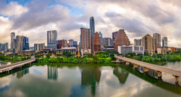 オースティン テキサス 米国スカイラインパノラマ - austin texas skyline texas cityscape ストックフォトと画像