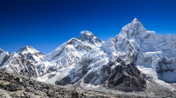 カラ・パタールから見たエベレストとヌプステ山のパノラマビュー - namche bazaar ストックフォトと画像