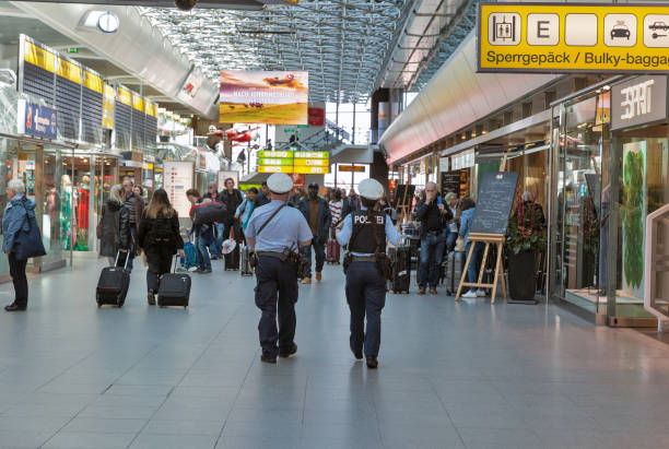 polizei am flughafen tegel. berlin, deutschland. - berlin germany germany urban scene shopping bag stock-fotos und bilder