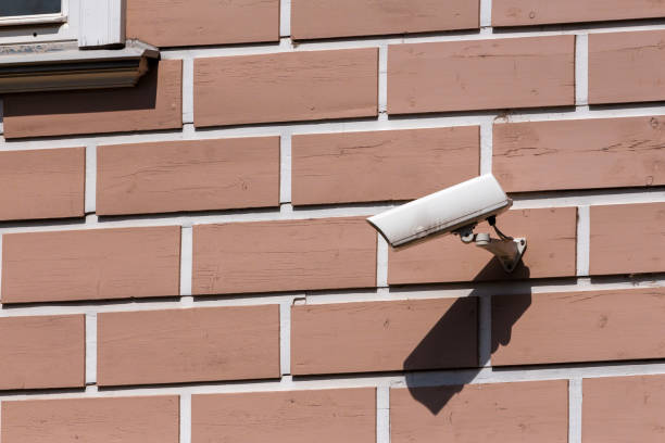 kamera monitoringu i monitoring na ścianie domu. nowoczesny sprzęt bezpieczeństwa i ochrony - mounted guard zdjęcia i obrazy z banku zdjęć