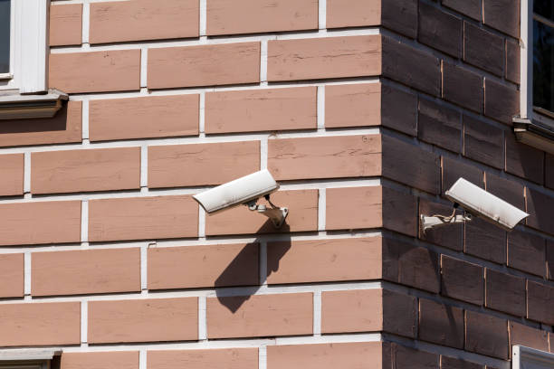 dwie kamery monitoringu na rogu budynku. bezpieczeństwo domu - mounted guard zdjęcia i obrazy z banku zdjęć