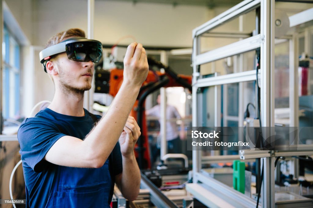 industrie 4,0: jonge ingenieur werkt met een hoofd-gemonteerde display - Royalty-free Virtual Reality-simulator Stockfoto
