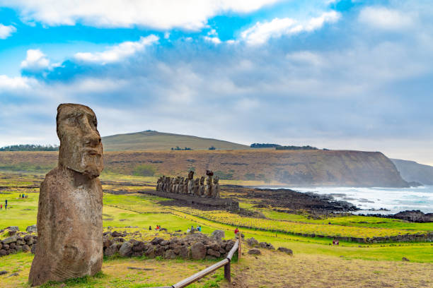 moai ad ahu tongariki, isola di pasqua, cile - ahu tahai foto e immagini stock