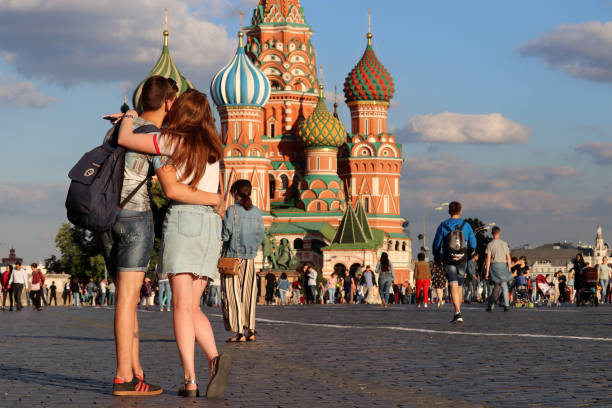 joven pareja enamorada abraza en la plaza roja de moscú - moscow russia russia red square st basils cathedral fotografías e imágenes de stock