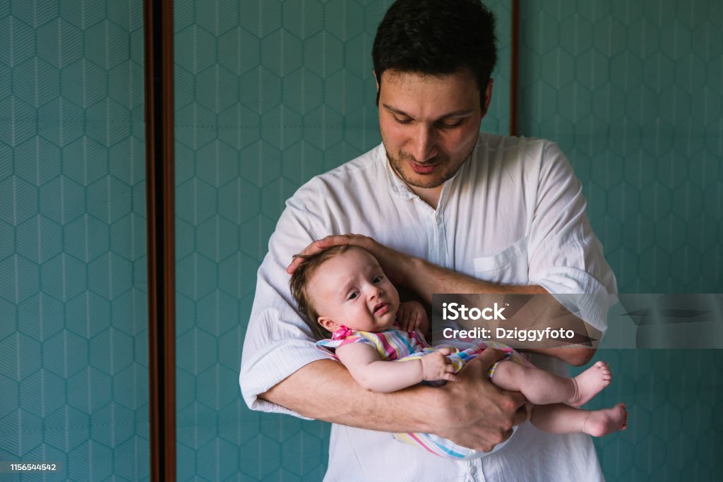 Padre con su bebé recién nacido - Foto de stock de 0-1 mes libre de derechos