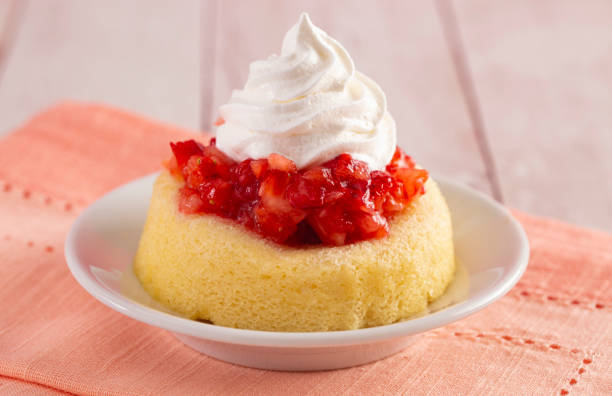 single serve strawberry shortcakes with strawberry sauce and whipped cream - bite size imagens e fotografias de stock