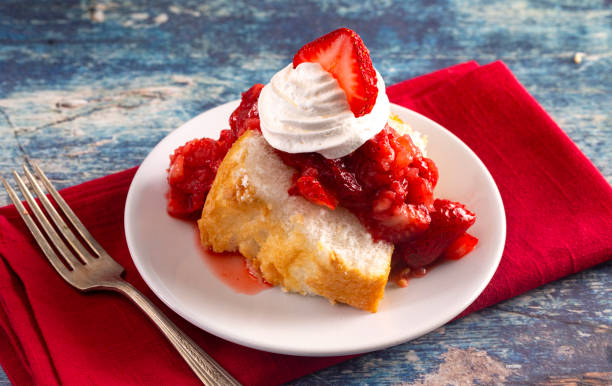 strawberry short cake made with angel food cake and strawberry sauce - molho de sobremesa imagens e fotografias de stock