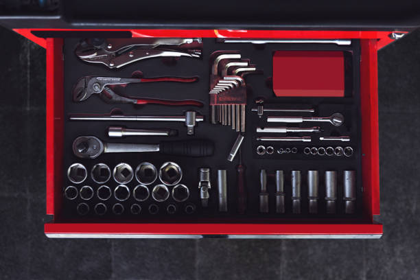 kit d'outils, clés de socket dans la boîte - hand tool toolbox group of objects work tool photos et images de collection