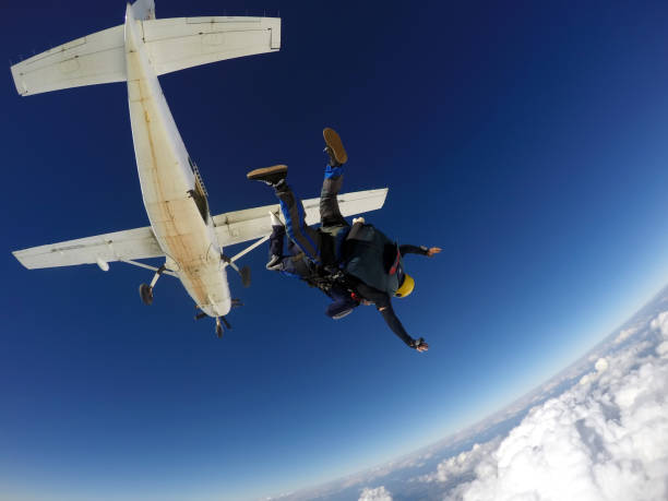 sky dive tandem above the clouds - skydiving tandem parachute parachuting imagens e fotografias de stock