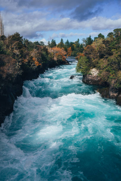 huka falls , fiume della nuova zelanda - flowing water river waterfall water foto e immagini stock