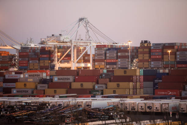 オークランド港に積み上げられた輸送コンテナ - oakland california commercial dock harbor california ストックフォトと画像