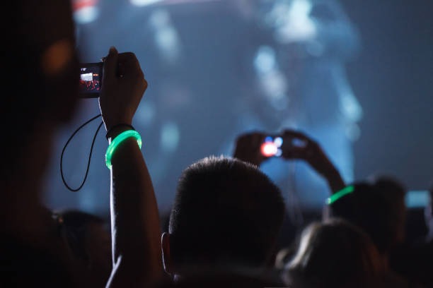 라이브 콘서트 기간 동안 스마트폰으로 사진을 찍고 비디오를 녹화하는 팬들 - applauding clapping wristband crowd 뉴스 사진 이미지