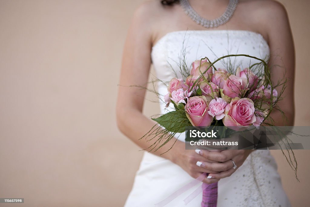 Novia holding bouquet - Foto de stock de Agarrar libre de derechos