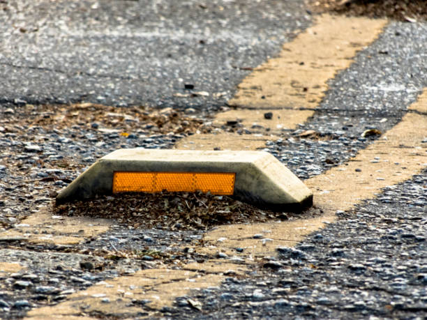 primer plano del reflector en carretera asfáltica con enfoque selectivo en brasil - road reflector fotografías e imágenes de stock