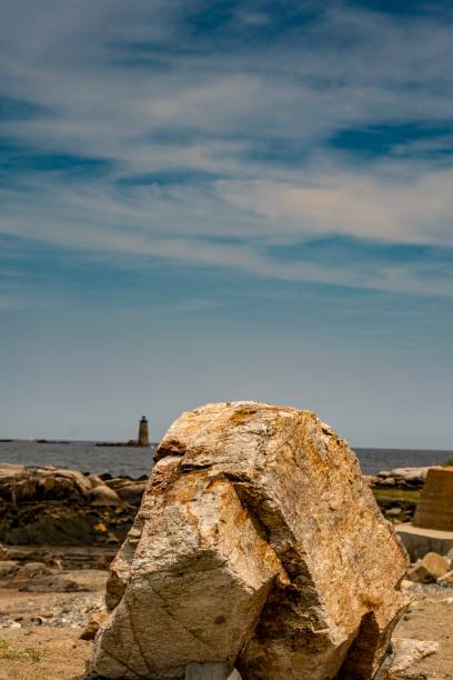 гигантский камень на пляже форк старк в нью-касл, штат нью-хэмпшир, у берегов атлантического океана - stark new hampshire стоковые фото и изображения