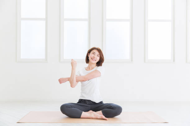 若��いアジアの女性 - stretching yoga exercise mat women ストックフォトと画像