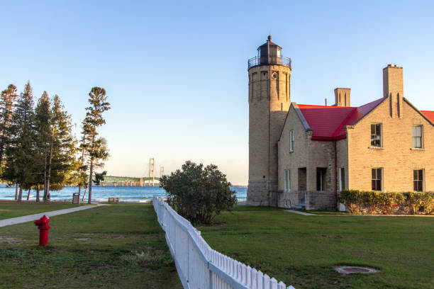 farol do ponto de mackinaw e ponte de mackinaw em michigan - straits of mackinac - fotografias e filmes do acervo