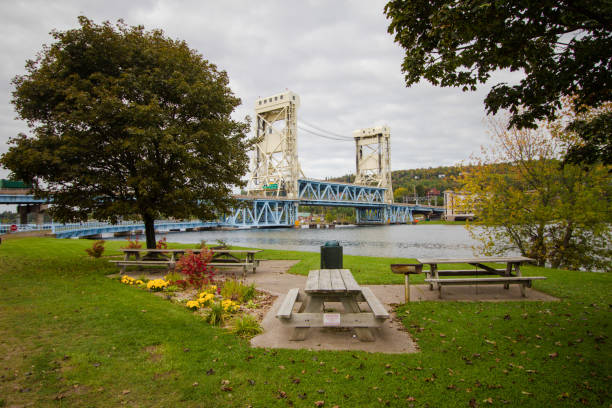 pont de levage de lac de portage dans houghton michigan - portage lake photos et images de collection