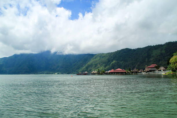 paisagem bonita o lago batur e o vulcão bali - algi - fotografias e filmes do acervo