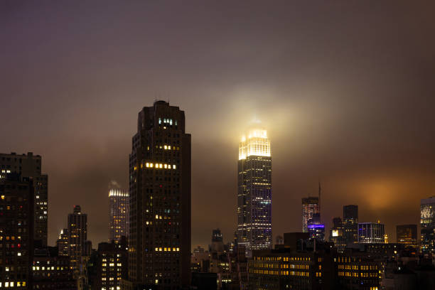 вид с воздуха на небоскребы манхэттена, нью-йорк ночью - illumunated стоковые фото и изображения